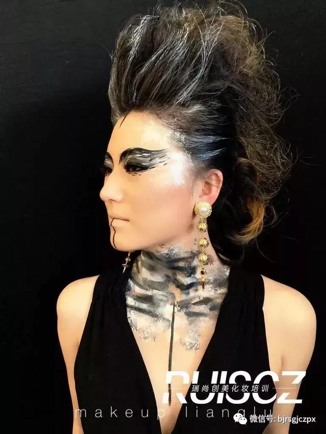 惹火又叛逆的Punk girl，行走在流行邊緣的朋克文化