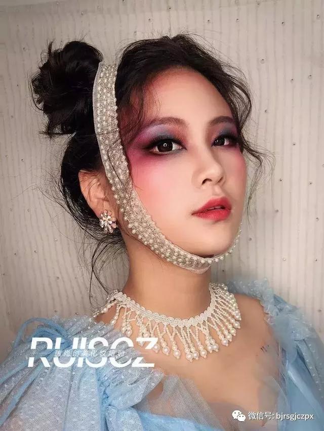 色彩藝術強勢回歸，多元化另類彩色煙熏妝