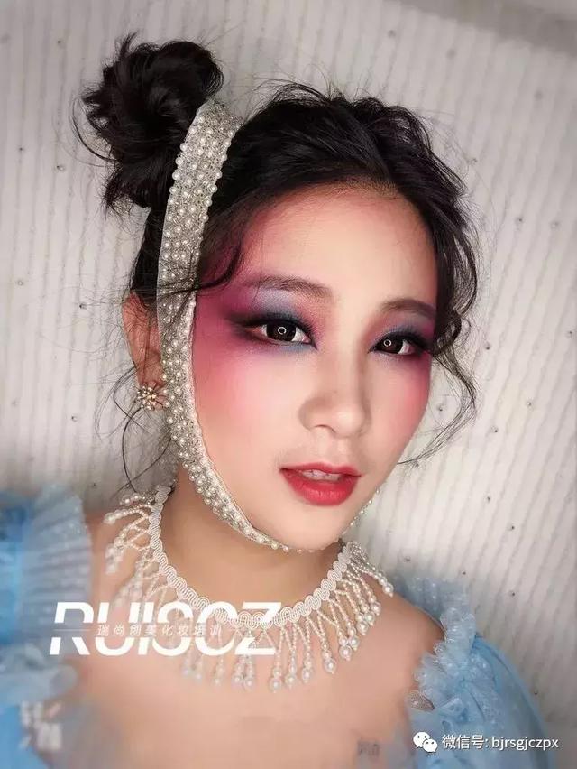 色彩藝術強勢回歸，多元化另類彩色煙熏妝