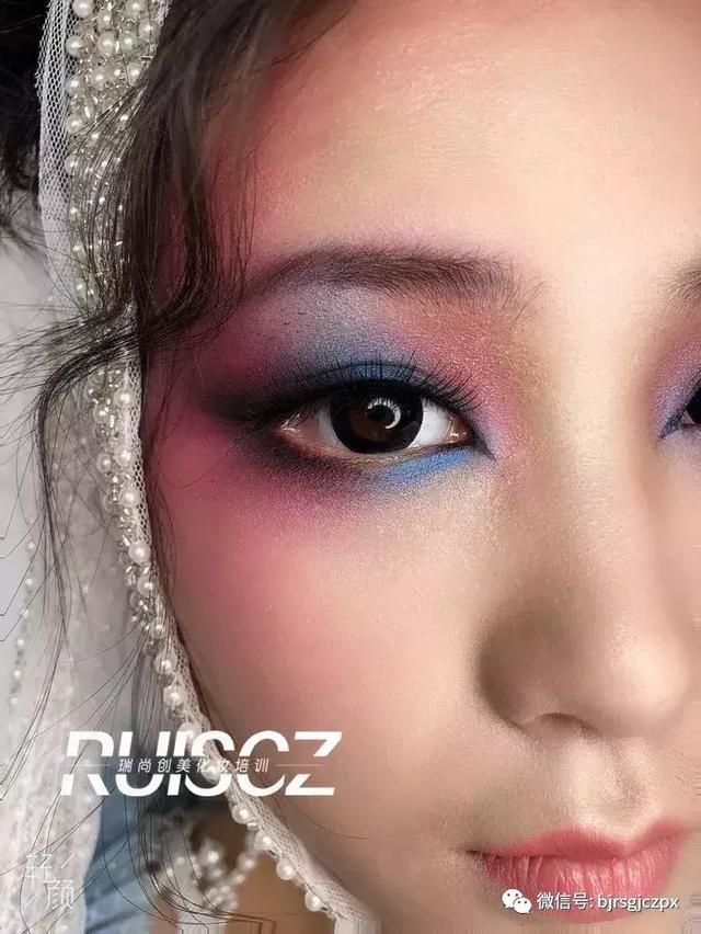 色彩藝術強勢回歸，多元化另類彩色煙熏妝
