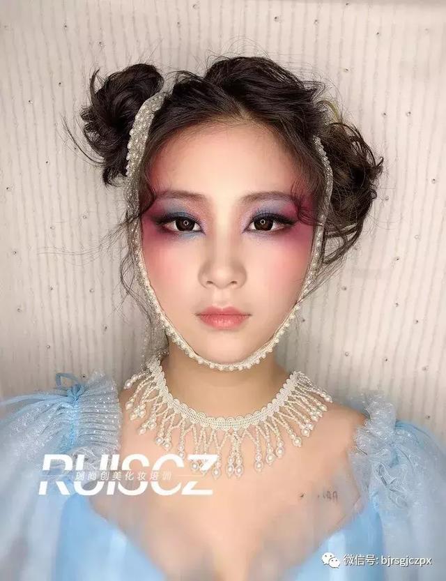 色彩藝術強勢回歸，多元化另類彩色煙熏妝