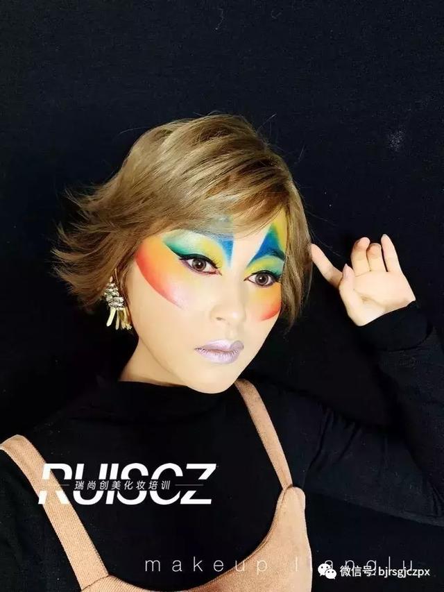 色彩藝術強勢回歸，多元化另類彩色煙熏妝