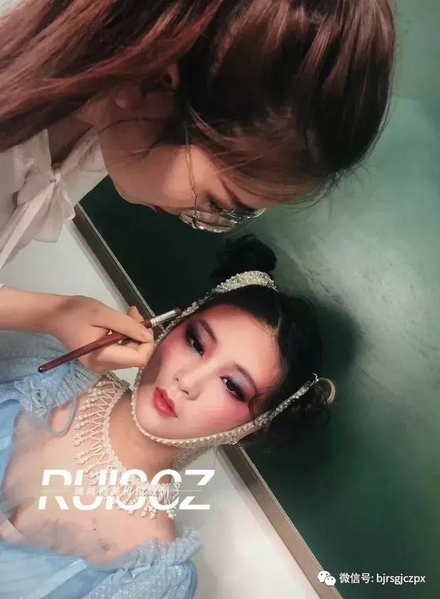 色彩藝術強勢回歸，多元化另類彩色煙熏妝