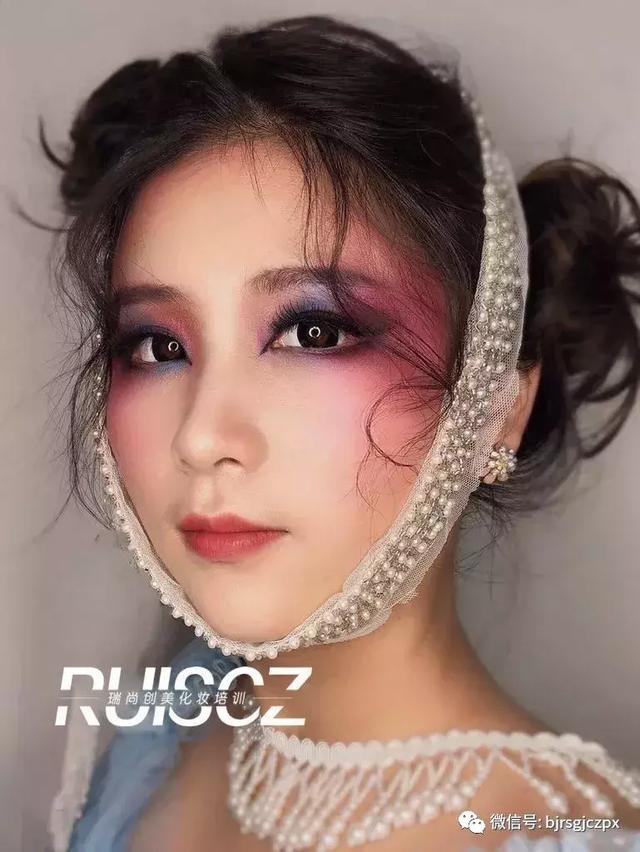 色彩藝術強勢回歸，多元化另類彩色煙熏妝