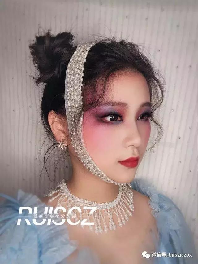 色彩藝術強勢回歸，多元化另類彩色煙熏妝
