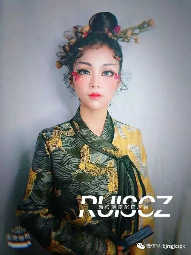 日系大眼妝容的秘密，化妝師的神秘力量？