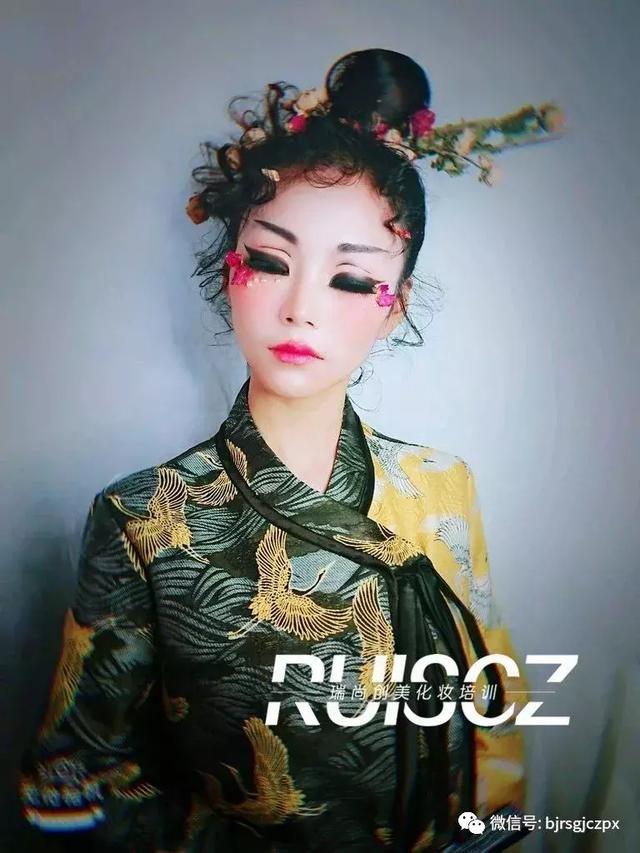 日系大眼妝容的秘密，化妝師的神秘力量？