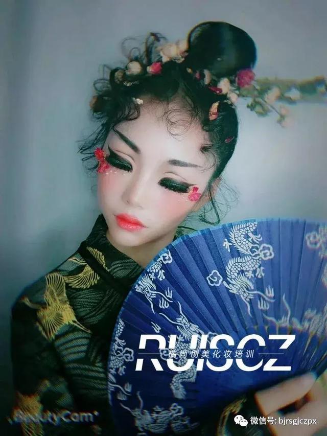日系大眼妝容的秘密，化妝師的神秘力量？