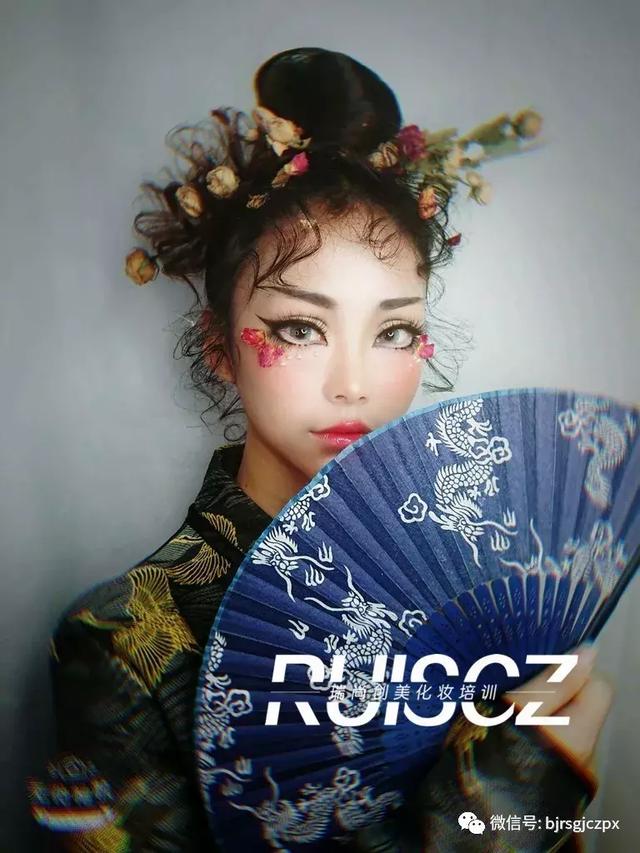 日系大眼妝容的秘密，化妝師的神秘力量？