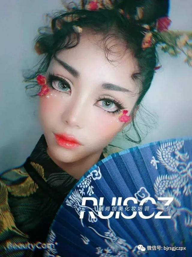 日系大眼妝容的秘密，化妝師的神秘力量？