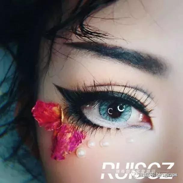 日系大眼妝容的秘密，化妝師的神秘力量？