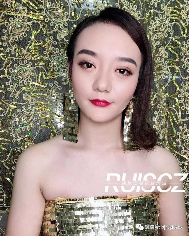奢華晚妝｜slay全場(chǎng)的金色，閃耀整個(gè)圣誕趴！