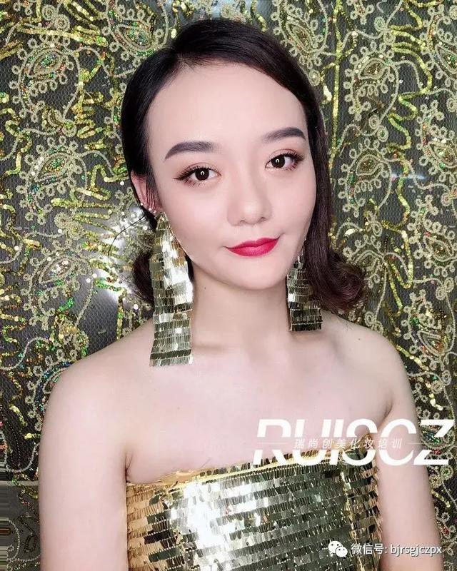奢華晚妝｜slay全場(chǎng)的金色，閃耀整個(gè)圣誕趴！