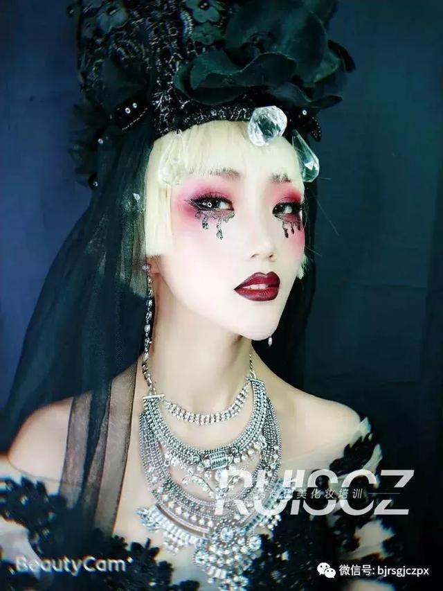 暗黑藝術(shù)玩起來(lái)，感受哥特妝的別樣魅力！