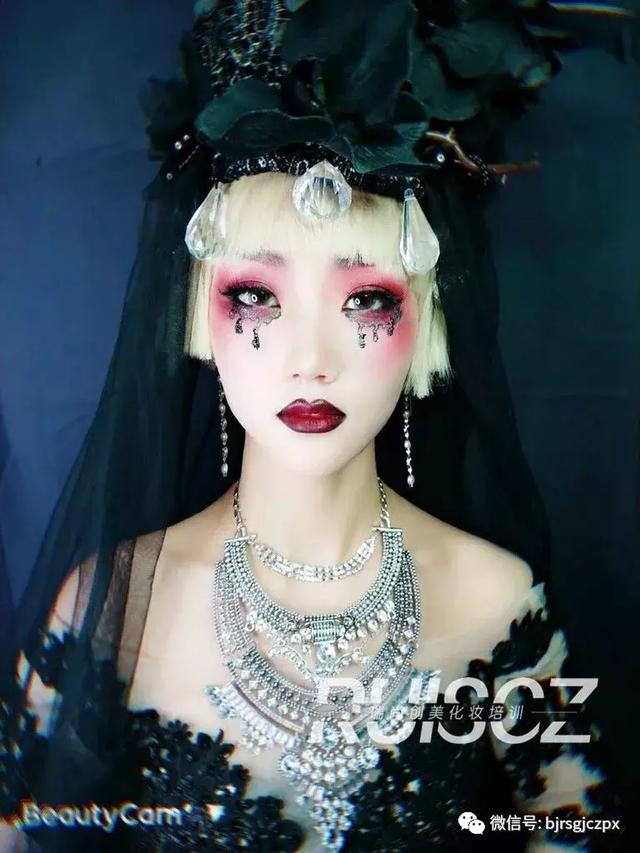 暗黑藝術(shù)玩起來(lái)，感受哥特妝的別樣魅力！