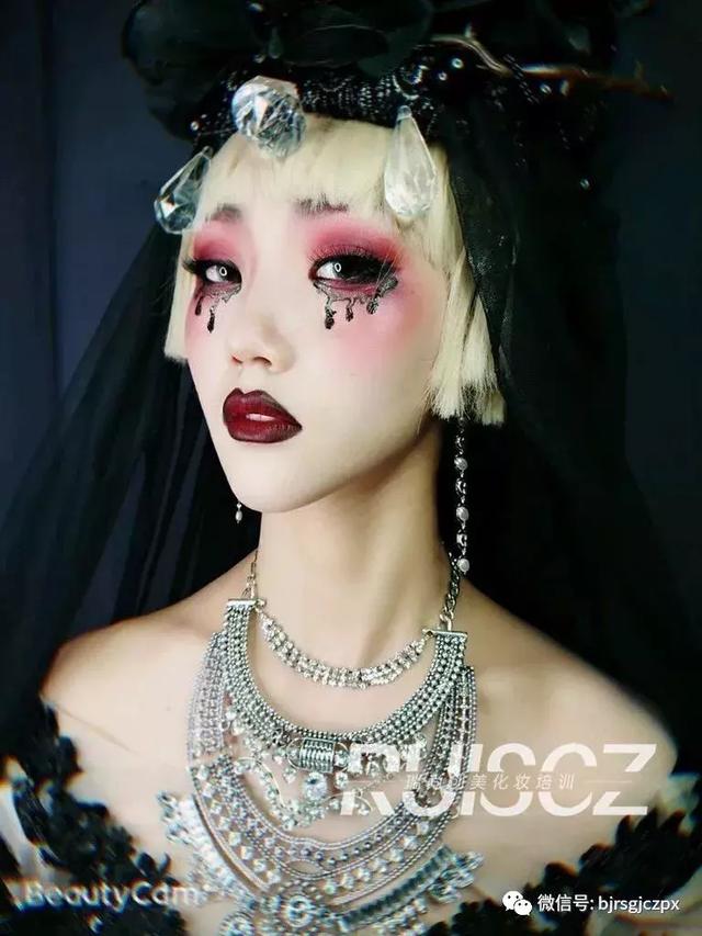 暗黑藝術(shù)玩起來(lái)，感受哥特妝的別樣魅力！