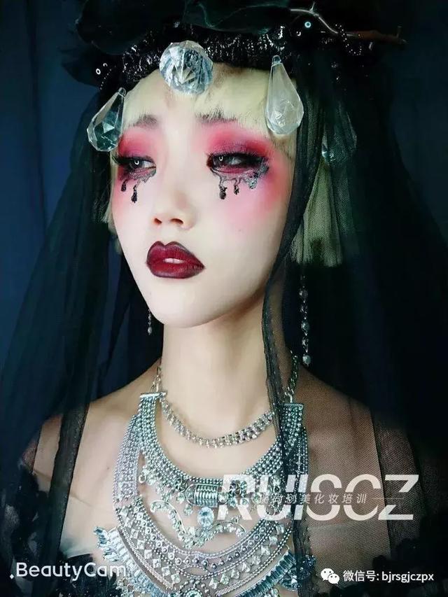 暗黑藝術(shù)玩起來(lái)，感受哥特妝的別樣魅力！
