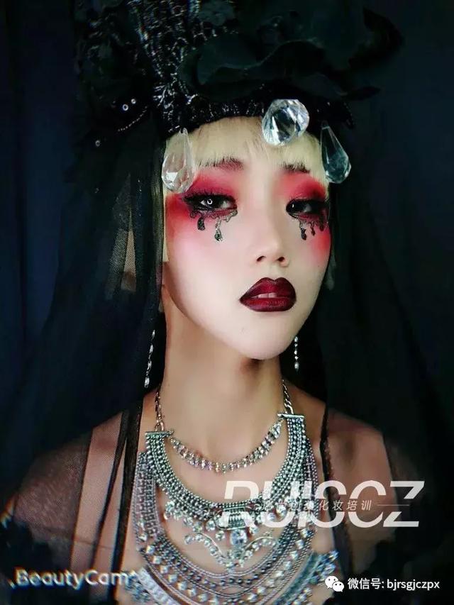 暗黑藝術(shù)玩起來(lái)，感受哥特妝的別樣魅力！