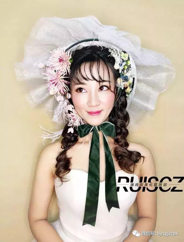 如何讓新娘造型看起來很簡約，卻處處是亮點？
