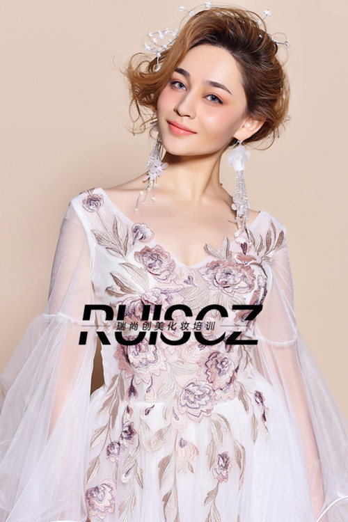 來瑞尚創(chuàng)美學(xué)習(xí)，讓我更加自信，對(duì)未來充滿希望