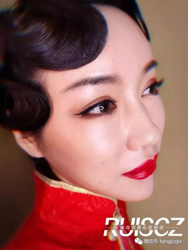 中式復古旗袍造型，配上手推波紋才是經(jīng)典！