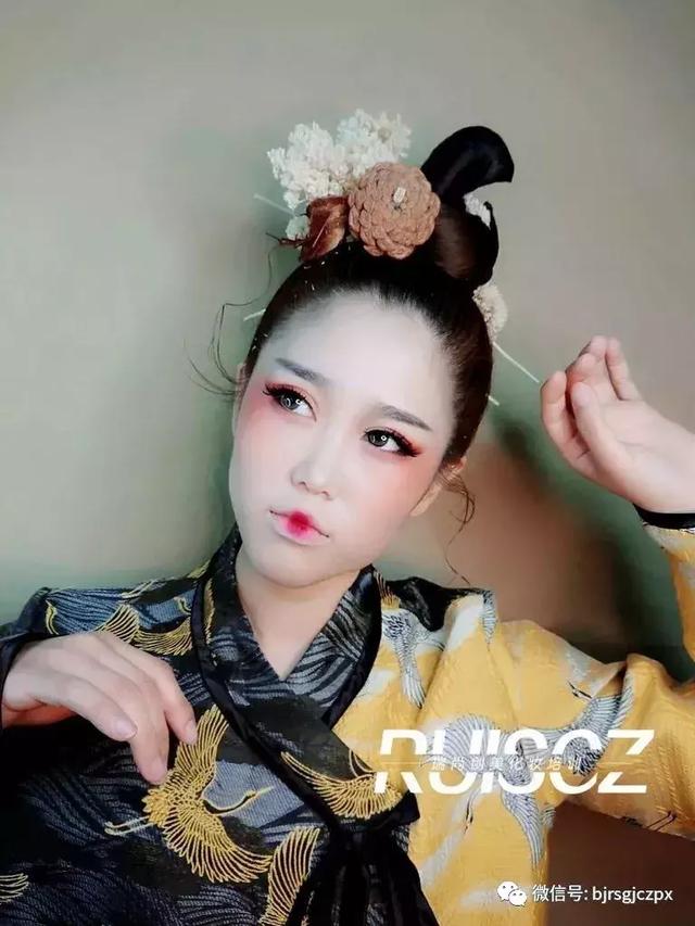 重色后移 | 眼妝技法運(yùn)用，打造精致的雜志風(fēng)