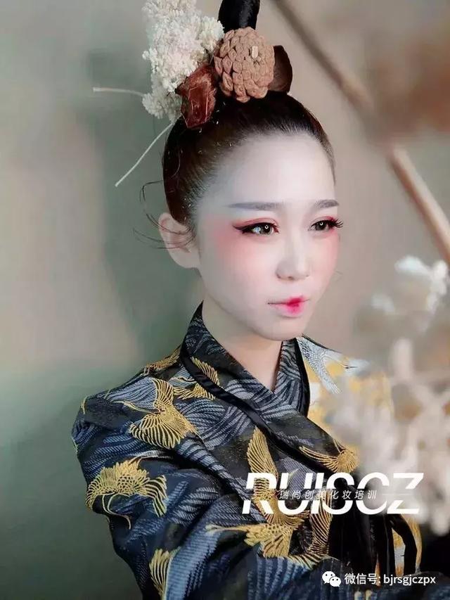 重色后移 | 眼妝技法運(yùn)用，打造精致的雜志風(fēng)