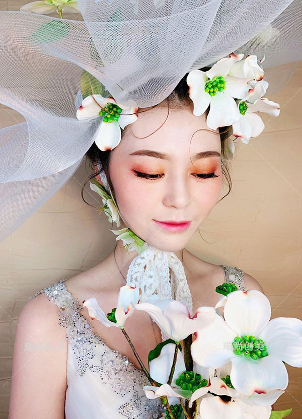 女生學(xué)化妝