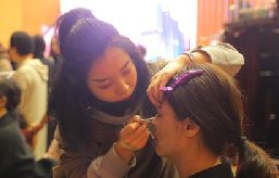 學(xué)彩妝師怎么樣？做彩妝師好不好？