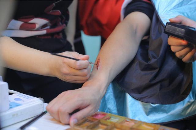 拒絕5毛特效！零距離感受特效化妝的魅力