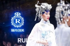 男孩學彩妝好嗎？男孩適合做化妝行業(yè)嗎？