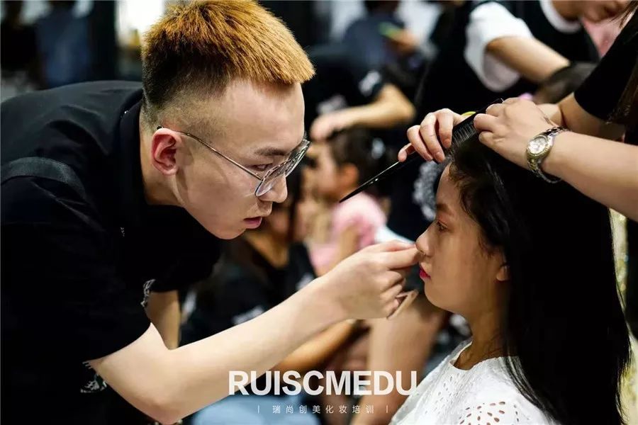 男生學化妝