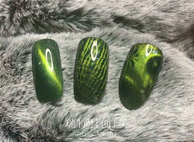 美甲一直都深受女孩子們的喜愛(ài)，一個(gè)小小的指尖可以表達(dá)出清純可愛(ài)的感覺(jué)，也可以表現(xiàn)出喜慶或者性感嫵媚的感覺(jué)，可以根據(jù)個(gè)人的喜愛(ài)和心情選擇不同風(fēng)格的美甲。    一雙修長(zhǎng)漂亮的雙手，配上精致美甲的點(diǎn)綴，女人味、時(shí)髦感瞬間up~up~up  今天就為大家分享幾款高級(jí)感十足的美甲，柔美流暢的線(xiàn)條，絢爛多彩的顏色和構(gòu)圖搭配，每一幅作品都值得我們細(xì)細(xì)欣賞和學(xué)習(xí)。  1.貓眼美甲一直都是大家特別喜歡的款式,它有些神秘的光澤，它比純色的美甲更有魅力，即使是單涂也非常好看，完全不會(huì)覺(jué)得指尖單調(diào)。     2.魔鏡粉美甲可是今年最流行的美甲款式哦，擁有魔鏡粉美甲的女生就是人群中最漂亮、最閃耀的，魔鏡粉主要就是產(chǎn)生鏡面的效果，但是它不會(huì)變色，一般黑色和白色會(huì)呈現(xiàn)出銀色或者是香檳色，很炫酷哦！     3.毛衣甲采用秋冬色，磨砂質(zhì)地又提升了質(zhì)感，而毛衣甲的立體效果和撞色又給平面的美甲增添了生色。百搭又不平凡，這是毛衣甲的訴求。     冬日寒風(fēng)凜冽，溫暖又百搭的麻花毛衣是女孩子們衣櫥必備，做一款美美的毛衣甲也很應(yīng)景哦！  4.漸變可以說(shuō)是美甲里最經(jīng)典的款式，誰(shuí)做都很美。但偏偏就是這樣“佛系”的漸變美甲，不同的顏色搭配，也會(huì)有不同的感覺(jué)。     這么多款精致氣質(zhì)美甲，有沒(méi)有你喜歡的？