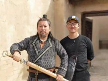 從攝影師到化妝師，他一路堅持努力，守護美麗!
