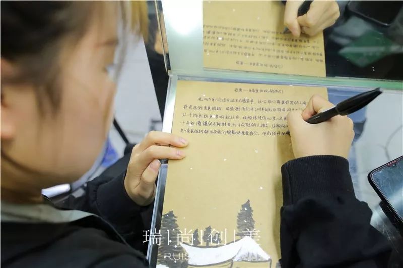 感恩卡上寫(xiě)上了真誠(chéng)的祝福
