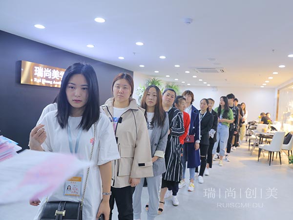 疫情期間不靠工資還能月入過萬(wàn)的人，都在做什么副業(yè)？