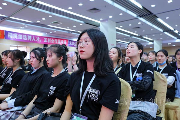 為什么越來越多的職業(yè)人轉(zhuǎn)行化妝行業(yè)？