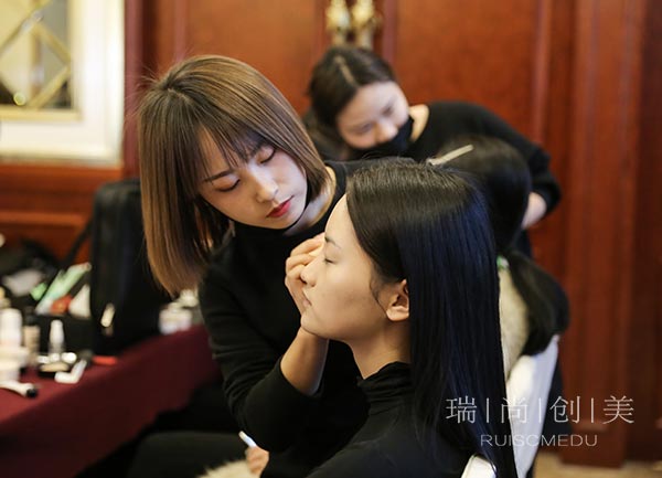 化妝行業(yè)年平均工資超13萬元，現(xiàn)在學(xué)習(xí)還來得及嗎？
