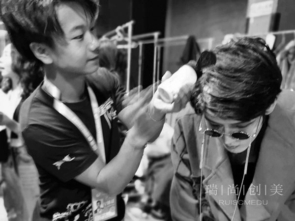 一篇文章告訴你男生是不是學(xué)不好化妝？