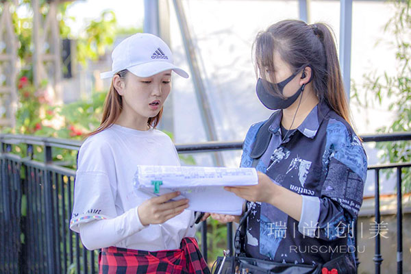 女生轉(zhuǎn)行化妝師，有哪些合適的方向和職位？
