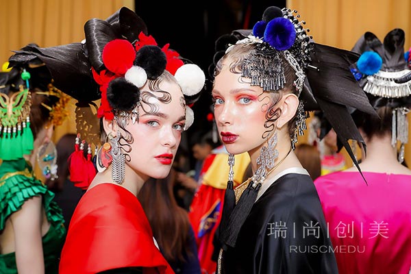 女生轉(zhuǎn)行化妝師，有哪些合適的方向和職位？