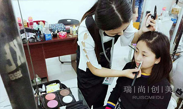 她化妝培訓(xùn)學(xué)校出來的，憑什么受到重用？