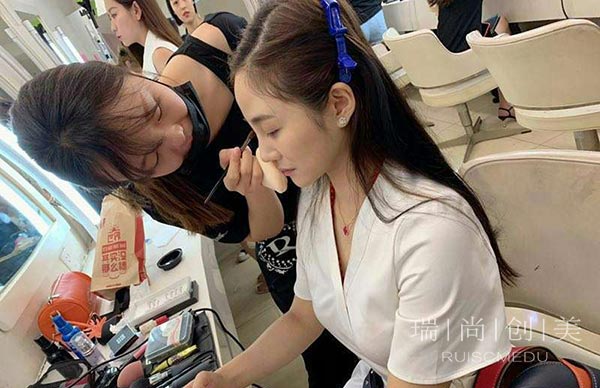 在北京做化妝師3年可以拿到多少工資？你拖后腿了嗎？