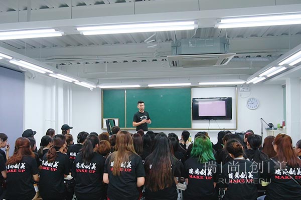 最適合進(jìn)化妝行業(yè)的4類人，有你嗎？