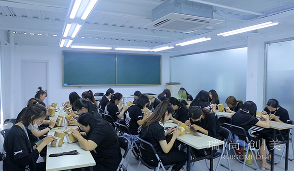 2020年化妝師到底多搶手？告訴你如何創(chuàng)造更多“薪”機(jī)的真相！