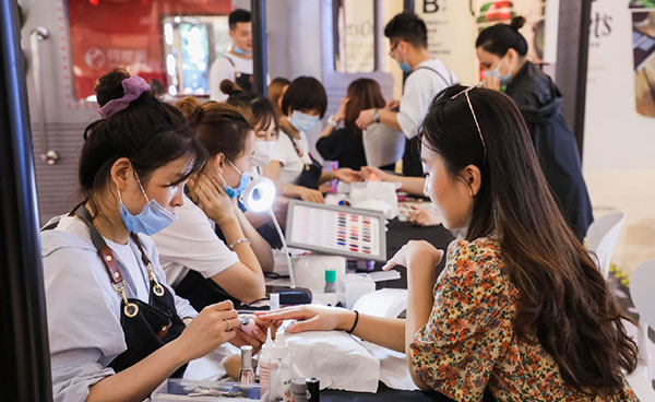 學(xué)美甲化妝要多長時(shí)間？三種途徑截然不同