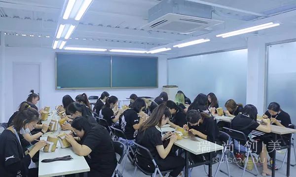 0基礎(chǔ)非科班出身的你，能學(xué)好化妝嗎？
