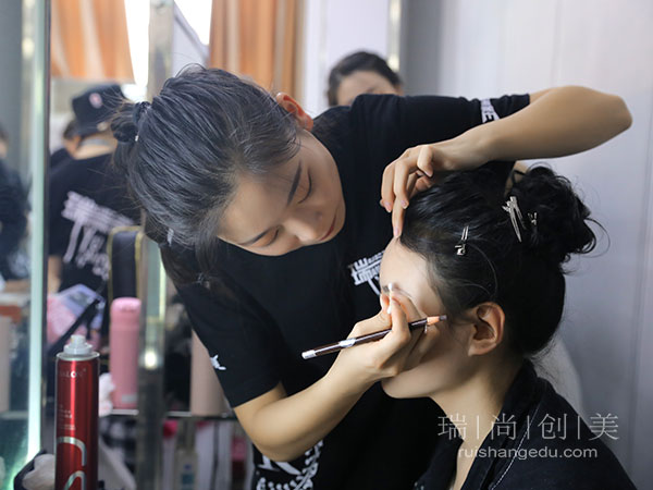 想進(jìn)入化妝行業(yè)，一定要做好這些準(zhǔn)備！