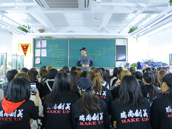 零基礎入行化妝，自學好還是系統(tǒng)培訓好？