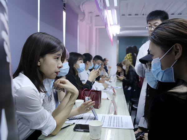 應屆生和化妝培訓生，就業(yè)誰更占有優(yōu)勢？